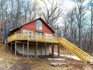 Loft Cabin w, Fire Pit, Huge Deck & WiFi!