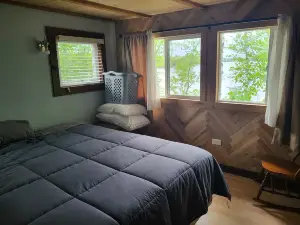 The Blue Loon Cabin and pontoon in Northern wi