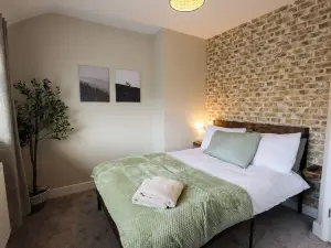 Family-Friendly Cosy Newly Renovated Home in Runcorn Cheshire Chester Liverpool