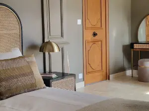Magnifique Maison Provençale Haut Standing Avec Piscine, Jardins,garages Fermés