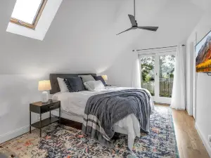 HOT TUB | Lake Front | Lavender Home