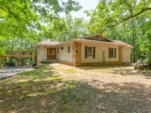 Lakeview Retreat with Outdoor Deck and Pool Table - Charming Getaway