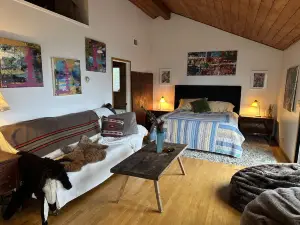 Comfortable mountain retreat, 15 min to beach, lots of amenities..