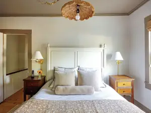 Walk to Vly Creek: Catskills Getaway w/ Porch