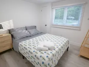Cozy Waterfront Retreat w/ Sunroom | Perfect Short Stays