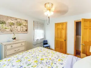 Family-friendly Home w/ Furnish Patio in Crystal!