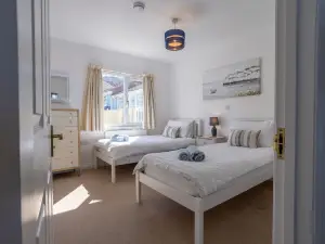 2 Bed Beach House in a fantastic sea front setting