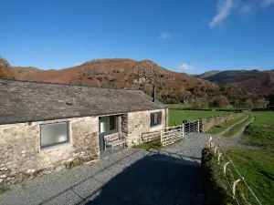 Grasmere Cottage with Stunnng Views by LetMeStay