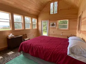 Green-House Cabin and Deck at Rossport by the Sea