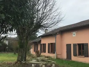 *country house with ornamental garden 200 m from the lake