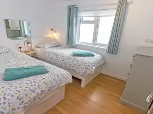 Swallows Beach Chalet |Sleeps 6 Walk to the Beach
