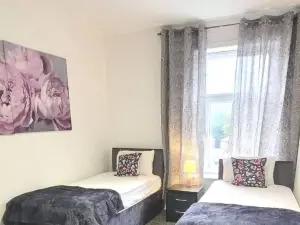 Accrington - House - Sleeps 10 - Garden
