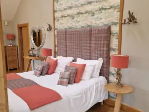 Luxury, secluded, Adult only Treehouse with hot tub, woodburner & stunning views