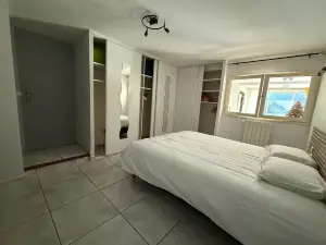 Type 2 apartment in the heart of the Provencal countryside with swimming pool and parking lot