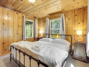Walk to Winery: Cozy Cabin w/ Fire Pit in Murphys