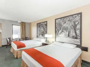 Super 8 by Wyndham Adel GA I-75
