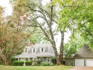 ~ The Cozy Farmhouse ~ Sleeps 10+ ~ Farm Views