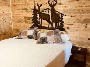 Country Cabin with Jacuzzi Tub with River Access