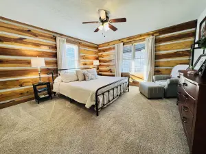 Serene, beautiful views w/ hot tub, fully equipped-20 minutes to Attractions