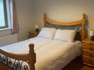 3 Bedroom House-Sleeps 5-Garden-Parking-Dromahaire