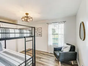 Van Vacation Retreat w/ Private 300-Acre Lake!