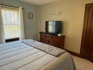 Charming 2-bedroom house in pleasant Palestine with WiFi, AC