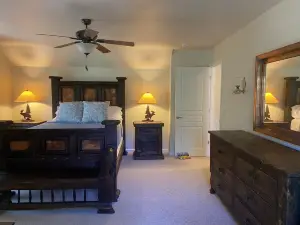 2 King 1 Queen Hot Tub  3-Bedroom Cabin in Groom Creek