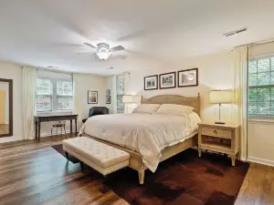 Cedar Cottage at Lake Guntersville Located a block from boat launch and park