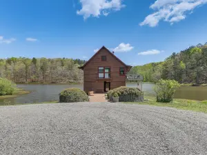 2 Docks and Paddleboard Lakefront Alabama Retreat!