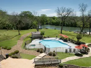 Courtyard New Braunfels River Village