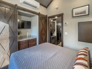 Gorgeous Cabin with Hot-tub and Games in Monteagle, Tennessee