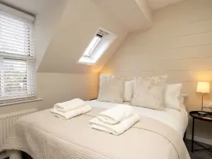 The Deck   West Wall  - 2 Bedroom Apartment - Tenby