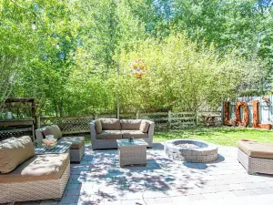 Red Elephant 4BR - Fire Pit - River & Downtown
