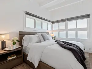 Ocean Views and Cozy Comfort - Stunning Beachfront Hideaway