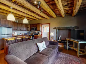 Luxe 2-Unit Hideaway: Suite & Casita w/ Full Kitchens - Walk to Dining, Dogs OK