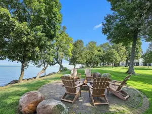 Relax and Recharge: Mille Lacs Lake Beach Villa - Completely Remodeled