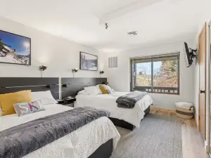Seven Springs Stoneridge 1 Br Loft Deluxe Ski in-Out Condo
