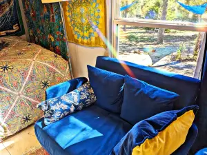Luxe Quiet Artist Cabin in the Woods w/ Park-Like only 2M from Lake Somerville