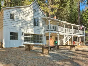 Strawberry Hill Cabin 5 Mi to Skiing and Lake