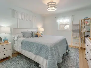 Deck, Fire Pit! Fully Updated Home Near Lake Huron