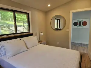 New! Modern!  Fire Pit!  Paddle Boards! 5 Bedrooms! On the water! Boat Dock!