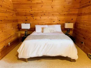 Cozy Gnome A-Frame on the Lake with Sauna