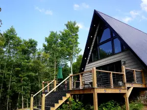 Romantic Escapes in this Stunning A-Frame in North Carolina with Access to a Private Hot Tub and Fir