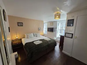 Wheatsheaf Hotel