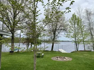 Cozy Family & Pet Friendly Lake Home, Great Reviews & Rates