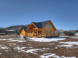 Mountain Retreat with Expansive Views - Stunning Log Cabin Escape