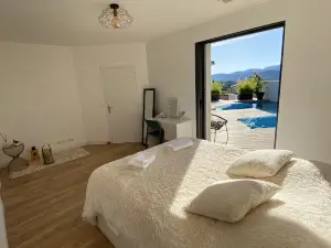 Villa 6 persons near Cassis Marseille Aix en Provence swimming pool barbecue view