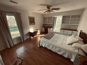 Cozy and private family farmhouse nestled near the Ozark National Forest