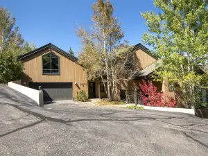 814 Eagle Dr. 4 Bedroom Home by RedAwning