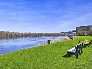 Walk to River: Unique Studio in Renovated Bar!